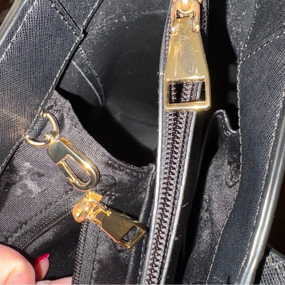 ❌SOLD!❌ $320 Tory Burch York Tote Black Saffiano Leather size Large EUC - Picture 4 of 17